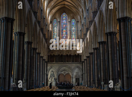 La fenêtre de l'Ouest à la cathédrale de Salisbury, une cité médiévale de style gothique du xiiie siècle lieu de culte chrétien. Banque D'Images