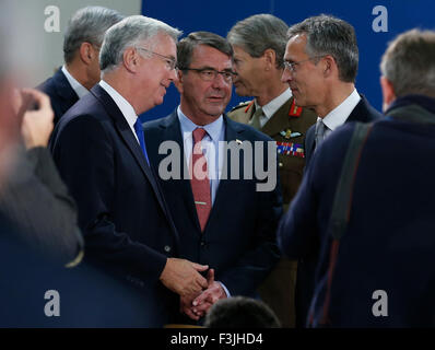 Bruxelles, Belgique. 8 octobre, 2015. Secrétaire britannique à la défense, Michael Fallon, Secrétaire d'État à la défense Ashton Carter et le Secrétaire général de l'OTAN, Jens Stoltenberg (de G à D, avant) parler au cours d'une réunion des ministres de la défense de l'OTAN à son siège à Bruxelles, Belgique, 8 octobre 2015. Credit : Ye Pingfan/Xinhua/Alamy Live News Banque D'Images