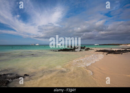 Les bateaux de touristes à voir du bord de mer à la Plage de Bachas, l'île de Santa Cruz, Galapagos Banque D'Images