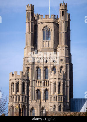 La tour ouest de la cathédrale d'Ely dans le Cambridgeshire, Angleterre, Royaume-Uni. Vue depuis le sud avec un ciel bleu. Banque D'Images
