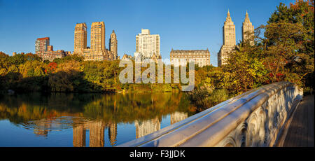 Central Park à l'automne de l'avant pont sur le lac, Upper West Side, New York City Banque D'Images