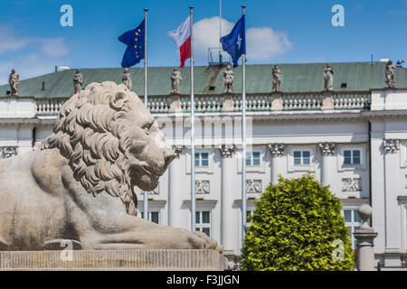 Palais présidentiel à Varsovie, Pologne. Avant qu'il : Bertel Thorvaldsen's statue équestre du prince Józef Poniatowski. Banque D'Images