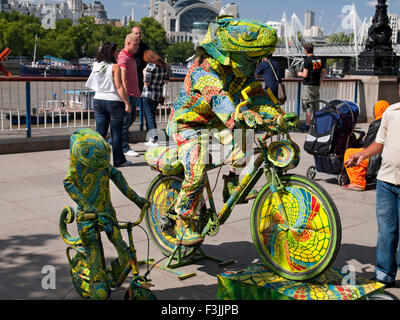 Statue vivante des artistes de rue au remblai. Londres. La Grande-Bretagne. Banque D'Images