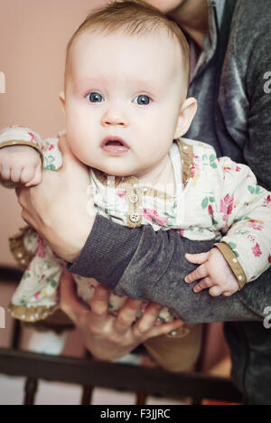 Cute baby girl in mother's arms. Babycare thème. Banque D'Images