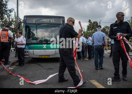 Jérusalem. 8 octobre, 2015. Des cordons policiers israéliens tenir sur la scène d'une attaque au couteau une gare ferroviaire à Jérusalem, le 8 octobre 2015. Un Palestinien a poignardé et grièvement blessé un étudiant ultra-orthodoxe juif jeudi à Jérusalem, une déclaration à la police a dit. Le 15-year-old auteur poignarda le 25-year-old israélien dans le cou puis blessé un garde de sécurité en tentant de fuir la scène. Pris de la police l'attaquant et l'ont emmené en garde à vue, mais n'a pas donné de détails sur l'état de l'agresseur. Crédit : Li Rui/Xinhua/Alamy Live News Banque D'Images