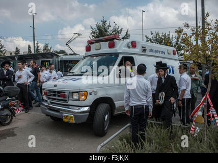 Jérusalem. 8 octobre, 2015. Un véhicule de secours s'exécute à la scène d'une attaque au couteau une gare ferroviaire à Jérusalem, le 8 octobre 2015. Un Palestinien a poignardé et grièvement blessé un étudiant ultra-orthodoxe juif jeudi à Jérusalem, une déclaration à la police a dit. Le 15-year-old auteur poignarda le 25-year-old israélien dans le cou puis blessé un garde de sécurité en tentant de fuir la scène. Pris de la police l'attaquant et l'ont emmené en garde à vue, mais n'a pas donné de détails sur l'état de l'agresseur. Crédit : Li Rui/Xinhua/Alamy Live News Banque D'Images