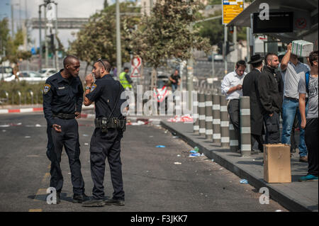 Jérusalem. 8 octobre, 2015. Des policiers israéliens parler sur la scène d'une attaque au couteau une gare ferroviaire à Jérusalem, le 8 octobre 2015. Un Palestinien a poignardé et grièvement blessé un étudiant ultra-orthodoxe juif jeudi à Jérusalem, une déclaration à la police a dit. Le 15-year-old auteur poignarda le 25-year-old israélien dans le cou puis blessé un garde de sécurité en tentant de fuir la scène. Pris de la police l'attaquant et l'ont emmené en garde à vue, mais n'a pas donné de détails sur l'état de l'agresseur. Crédit : Li Rui/Xinhua/Alamy Live News Banque D'Images