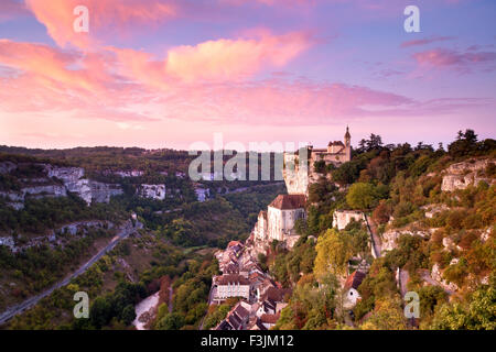 Première lumière au village médiéval et monastère de Rocamadour Banque D'Images