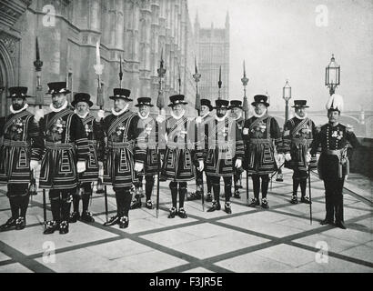 Yeoman des gardes à la recherche de Guy Fawkes ca 1906 Banque D'Images