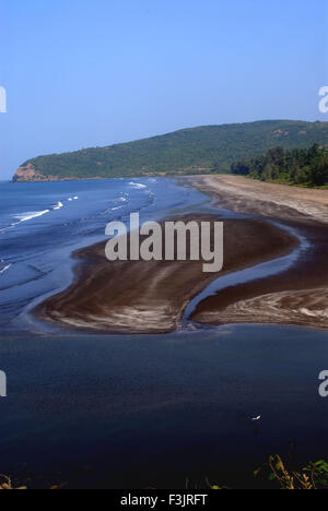 Harihareshwar Beach avec sable vert et montagne bleu foncé eau de la mer arabe côte ligne Raigad Maharashtra inde asie Banque D'Images