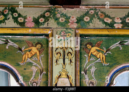 Deux fleurs Anges peint poutre de bois de colonne à l'intérieur de l'ancien temple de Rameshwar Vijaydurg Sindhudurg maharashtra inde asie Banque D'Images