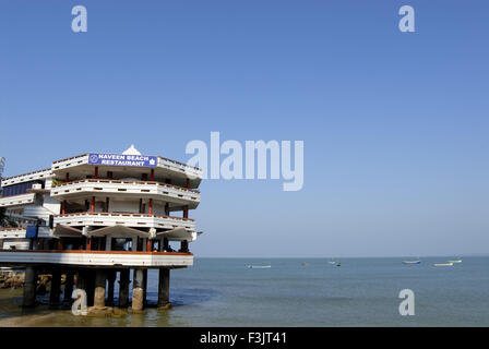 Naveen Beach Restaurant édifice sur pilotis dans la mer d'Murudeshwar Uttar Kannada karnataka inde Banque D'Images