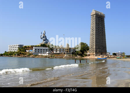 Idole énorme Seigneur Shiva Shiva temple hillock Kandukagiri Holiday Resort grand Gopuram Murudeshwar Beach Uttar Kannada karnataka inde Banque D'Images