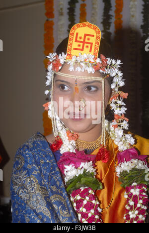 Mariée indienne ornement mariage cérémonie à la religion hindoue à Borivali Mumbai Bombay, Maharashtra Inde Parution Modèle Banque D'Images