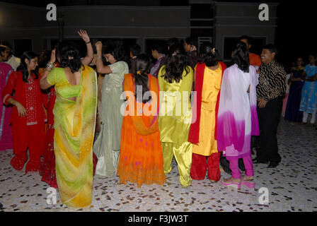 Femmes dansant sur la terrasse la nuit célébrant un jour avant le mariage ; Borivalii ; Mumbai Maharashtra inde asie Banque D'Images