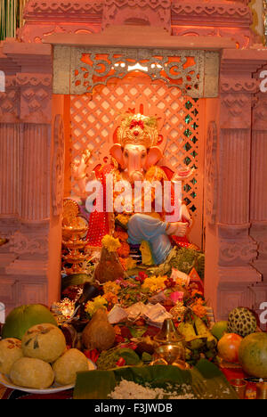 Idol Le Dieu Ganesh Ganapati culte décoration fleurs fruits festival accueil elephant head dieu hindou de l'Inde Maharashtra Mumbai Banque D'Images