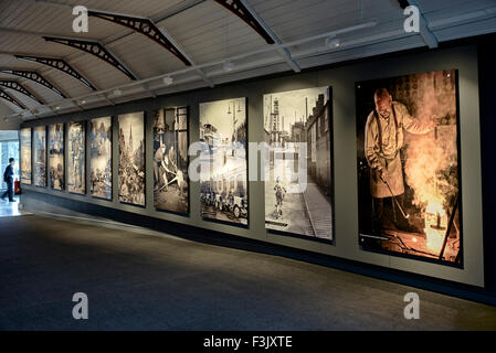 Black Country Museum Dudley. Photographies vintage exposées. West Midlands Angleterre Royaume-Uni Banque D'Images