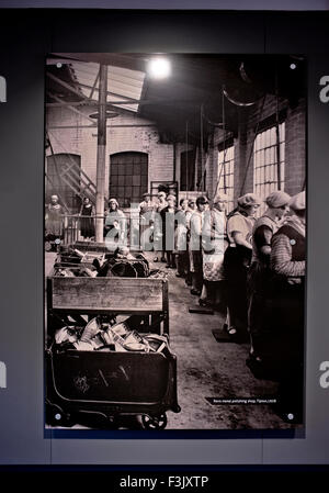 Photo vintage de la femme de travail des années 1900 sur le plancher de l'usine. Black Country Museum Dudley West Midlands Angleterre Royaume-Uni Banque D'Images