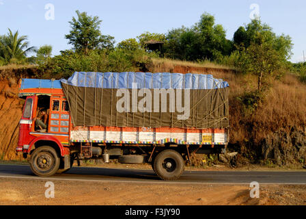 Camion chargé ; trafic de véhicules lourds sur la route nationale numéro 17 à Chiplun Ratnagiri maharashtra inde asie Banque D'Images