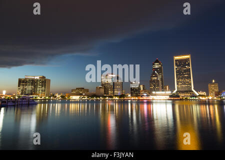 Une photographie de la ville de Jacksonville en Floride, vue de la rive sud dans le quartier de San Marco dans la nuit. Banque D'Images