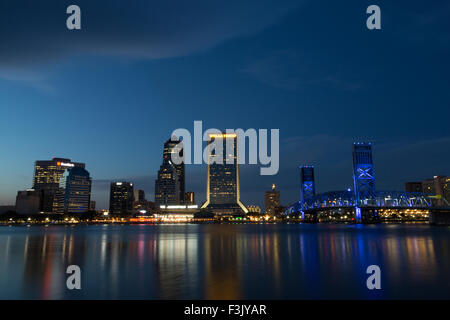 Une photographie de la ville de Jacksonville en Floride, vue de la rive sud dans le quartier de San Marco dans la nuit. Banque D'Images