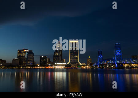 Une photographie de la ville de Jacksonville en Floride, vue de la rive sud dans le quartier de San Marco dans la nuit. Banque D'Images