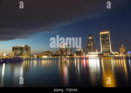 Une photographie de la ville de Jacksonville en Floride, vue de la rive sud dans le quartier de San Marco dans la nuit. Banque D'Images