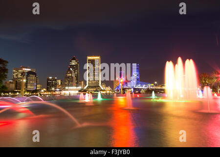 Une photographie de la ville de Jacksonville en Floride, vue de la rive sud dans le quartier de San Marco dans la nuit. Banque D'Images