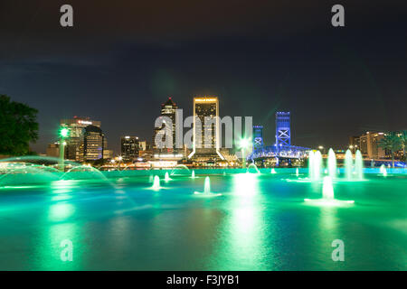 Une photographie de la ville de Jacksonville en Floride, vue de la rive sud dans le quartier de San Marco dans la nuit. Banque D'Images