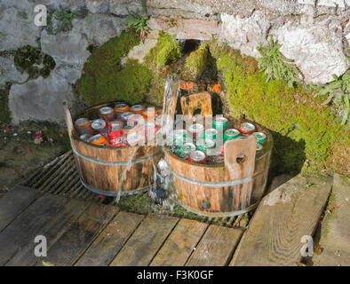 Circuit de refroidissement en aluminium métal boîtes de boissons boissons dans des bacs en bois avec de l'eau piscine Banque D'Images