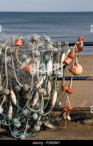 Royaume-uni, Angleterre, dans le Yorkshire East Riding, Filey, filets de pêche le séchage sur rampes d'atterrissage Coble Banque D'Images