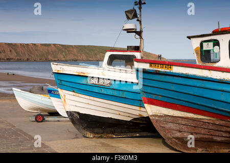 Royaume-uni, Angleterre, dans le Yorkshire East Riding, Filey, bateaux de pêche à l'eau à l'atterrissage Coble Banque D'Images