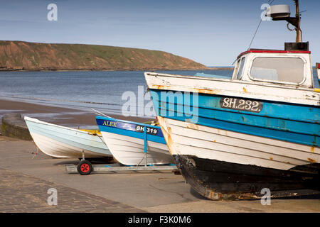 Royaume-uni, Angleterre, dans le Yorkshire East Riding, Filey, bateaux de pêche à l'eau à l'atterrissage Coble Banque D'Images