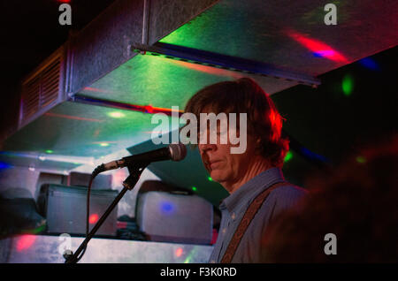 Thurston Moore de Sonic Youth performing auparavant dans le cadre du Festival littéraire de Stoke Newington Banque D'Images