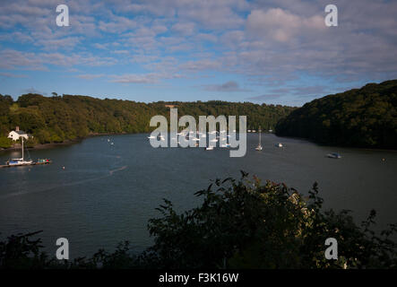 Bateaux amarrés sur la rivière Truro vu de Malpas Cornwall England UK Banque D'Images