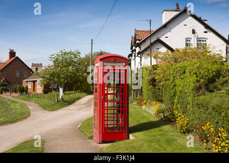 Royaume-uni, Angleterre, dans le Yorkshire East Riding, Sherburn, St Hilda's Road, village green, boîte de téléphone et la pompe à eau Banque D'Images