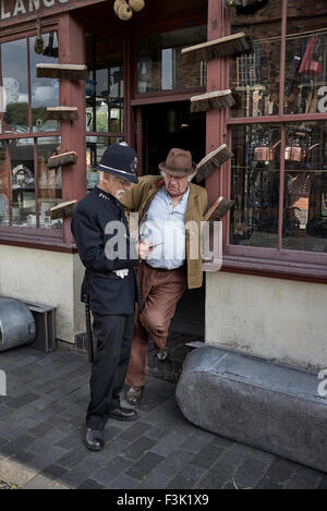 Black Country Museum Dudley. Années 1900 Street UK, y compris policier et commerçant au Black Country Living Museum Dudley West Midlands England UK Banque D'Images