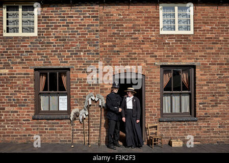 Black Country Museum Dudley. Personnages dont policier et femme West Midlands Angleterre Royaume-Uni Banque D'Images