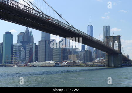 Pont de Brooklyn à travers l'East River Banque D'Images