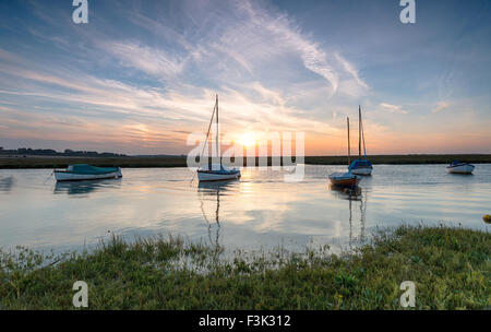 Bateaux sur la rivière Glaven à Blakeney, sur la côte nord de Norfolk Banque D'Images