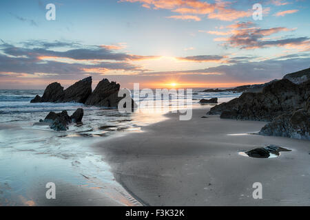 Beau coucher du soleil sur la plage de Whitsand bay en Freathy sur la côte sud des Cornouailles Banque D'Images