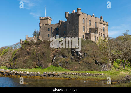 Dunveganat Château et jardin à l'océan sur l'île de Skye en Ecosse. Banque D'Images