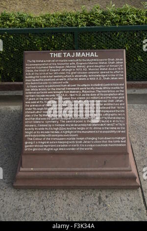 L'explication détaillée du monument d'informations texte blanc sur la pierre rouge à l'entrée du Taj Mahal Agra Inde moghole Banque D'Images