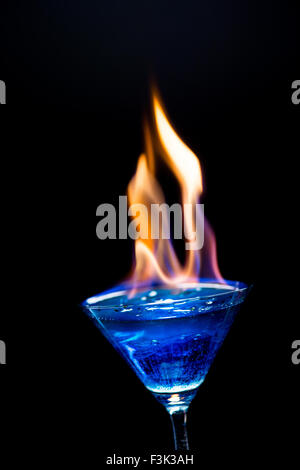 Fire sort du lagon bleu/verre close-up sur fond noir et effets laser Banque D'Images