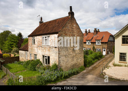 Royaume-uni, Angleterre, dans le Yorkshire East Riding, Grotte du Sud, chalet à côté de l'église dans le besoin de modernisation Banque D'Images