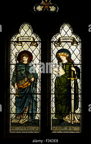 Royaume-uni, Angleterre, dans le Yorkshire East Riding, welton, St Helen's Church, STS Ursula et Catherine vitrail Edward Burne-Jones Banque D'Images