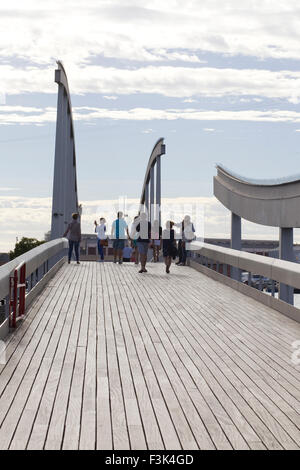 Les personnes qui franchissent le pont de Maremagnum. Rambla del Mar, le Port Vell, Barcelone, Catalogne, Espagne. Banque D'Images