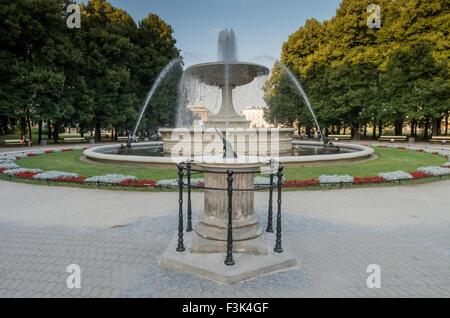 Cadran solaire et fontaine dans le jardin Saxon (Ogrod Saski), Varsovie Banque D'Images