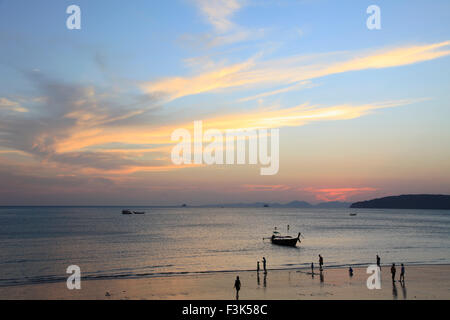 La Thaïlande, Krabi, Ao Nang, Plage, Coucher de soleil, les gens, les bateaux, Banque D'Images