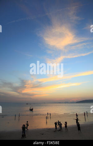 La Thaïlande, Krabi, Ao Nang, Plage, Coucher de soleil, les gens, les bateaux, Banque D'Images